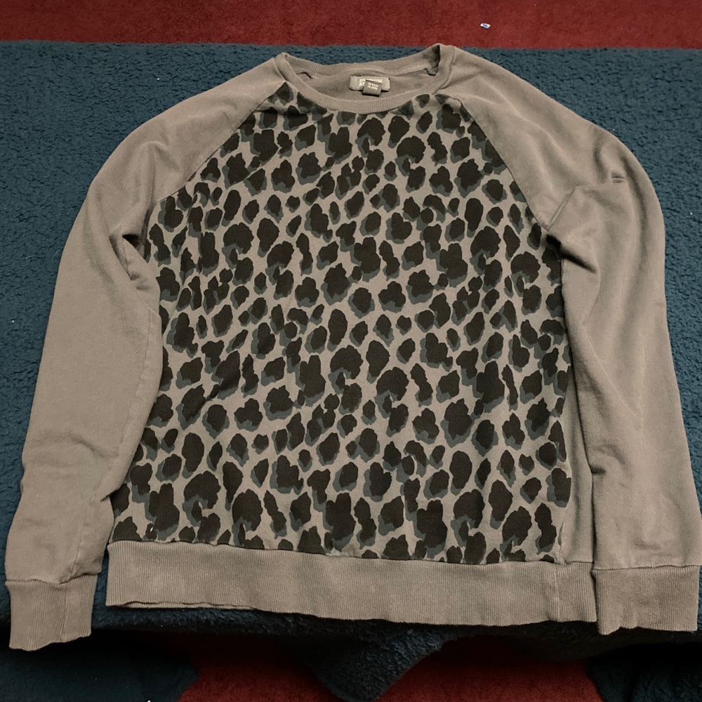 Kenneth Cole Reaction Gray Cheetah Crewneck